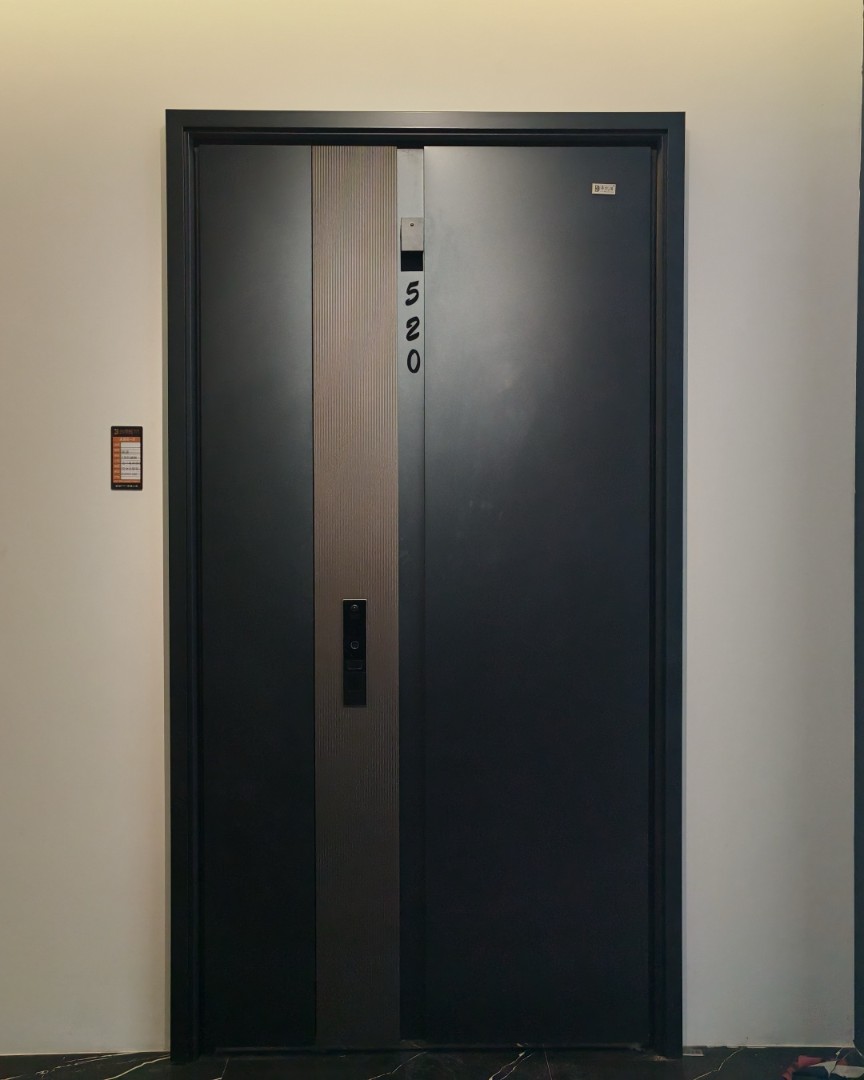 Gurui_2025's tweet image. Swapped my old door for this modern, low-key stylish one – love the clean lines and subtle texture! The security lock feels solid too 🔒#EntrywayMakeover #SleekHomeDesign #SmartLockLife #HomeImprovementWins
