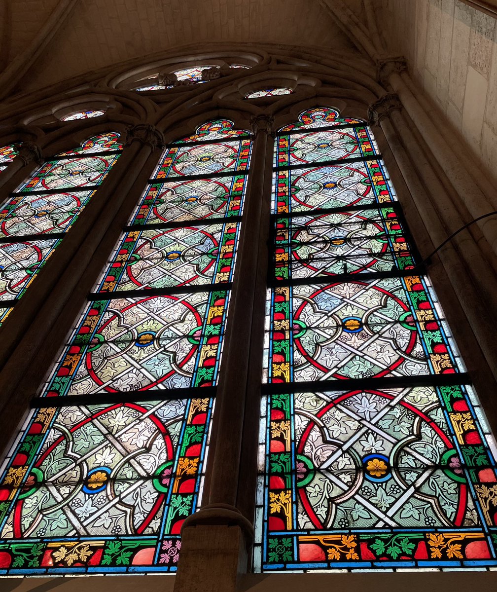 SPPEF's tweet image. On continue à dire, un peu partout, que le vitraux de Claire Tabouret remplaceront des vitraux détruits dans l’incendie de Notre-Dame. C’est FAUX ! Ils sont toujours en place et en parfait état 👇 Il s’agit de retirer des vitraux épargnés par l’incendie !