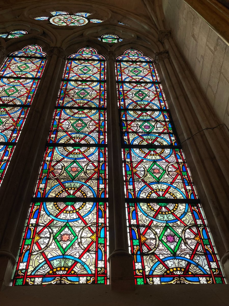 SPPEF's tweet image. On continue à dire, un peu partout, que le vitraux de Claire Tabouret remplaceront des vitraux détruits dans l’incendie de Notre-Dame. C’est FAUX ! Ils sont toujours en place et en parfait état 👇 Il s’agit de retirer des vitraux épargnés par l’incendie !