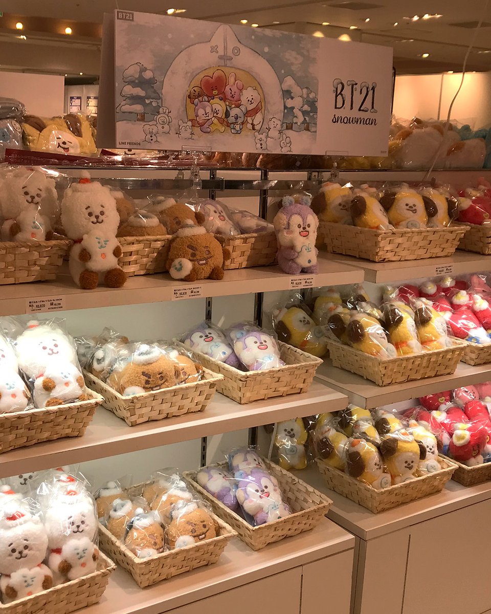 BT21_Japan's tweet photo. ⋱✨大丸梅田店 大好評開催中✨⋰
LINE FRIENDSの人気キャラクターが大集合「PLAY LINE FRIENDS」💓

#BT21 は大人気SNOWMANシリーズ、Shining Stars!のアイテムが登場❄️
お買い上げ特典は本日より後半アイテムになったよ🎁✨ みんな遊びにきてね〜.ᐟ

⛄️12/6(土)～12/14(日) 大丸梅田店 5F
🔗詳しくはこちら https://t.co/dELPcLz4QL