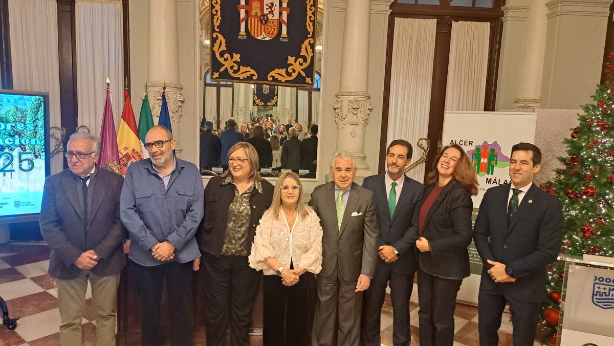 SaludNorteMalag's tweet photo. La Subdirectora de Atención Ciudadana del #ASNM, Mar Callejón, acompañó en la tarde de ayer a @ALCERMALAGA en su entrega anual de reconocimientos de EMBAJADORES DE LA DONACIÓN. ¡Enhorabuena a los reconocidos!. 
#ParticipaciónCiudadana #DonacióndeÓrganosyTejidos https://t.co/XCGsCeZu1W