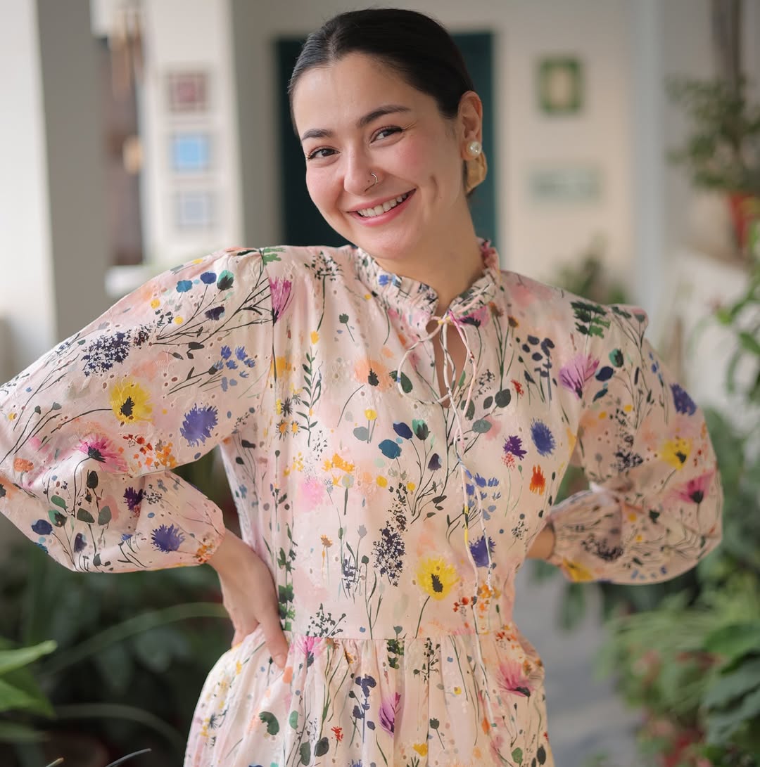 HungamaExpress's tweet image. Soft colours, loud happiness. Hania Aamir lighting up every frame.

#HaniaAamir #BrightVibes #SmileMagic #FeelGoodMoment #StyleMood  #Hungamaexpress