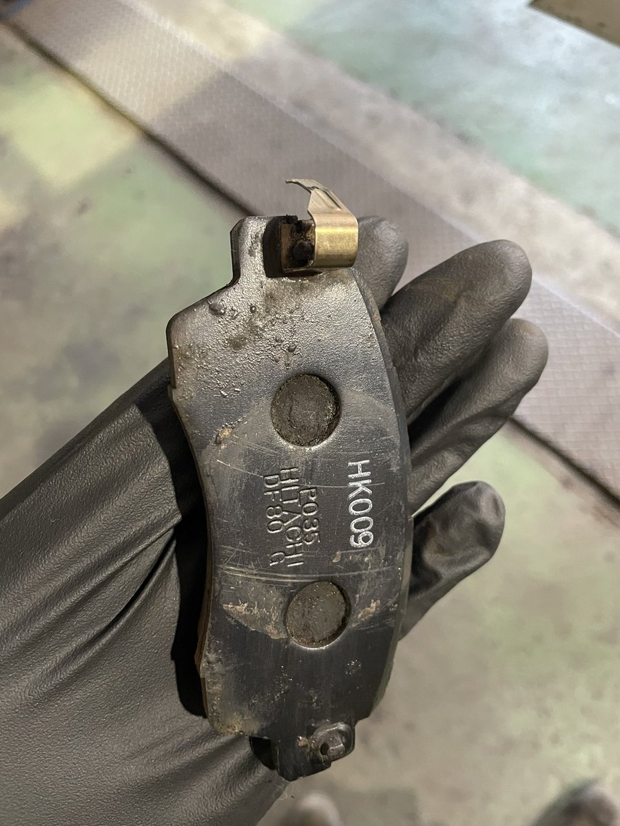 sc5911's tweet photo. ダイハツのこの手のパッドの金具のせいで取り付けがイライラしている人は多いはず。

そんな時差し込み9.5のソケット使って取り付けするとスムーズ取り付け出来ることが判明💡 https://t.co/SrcQzjJty7