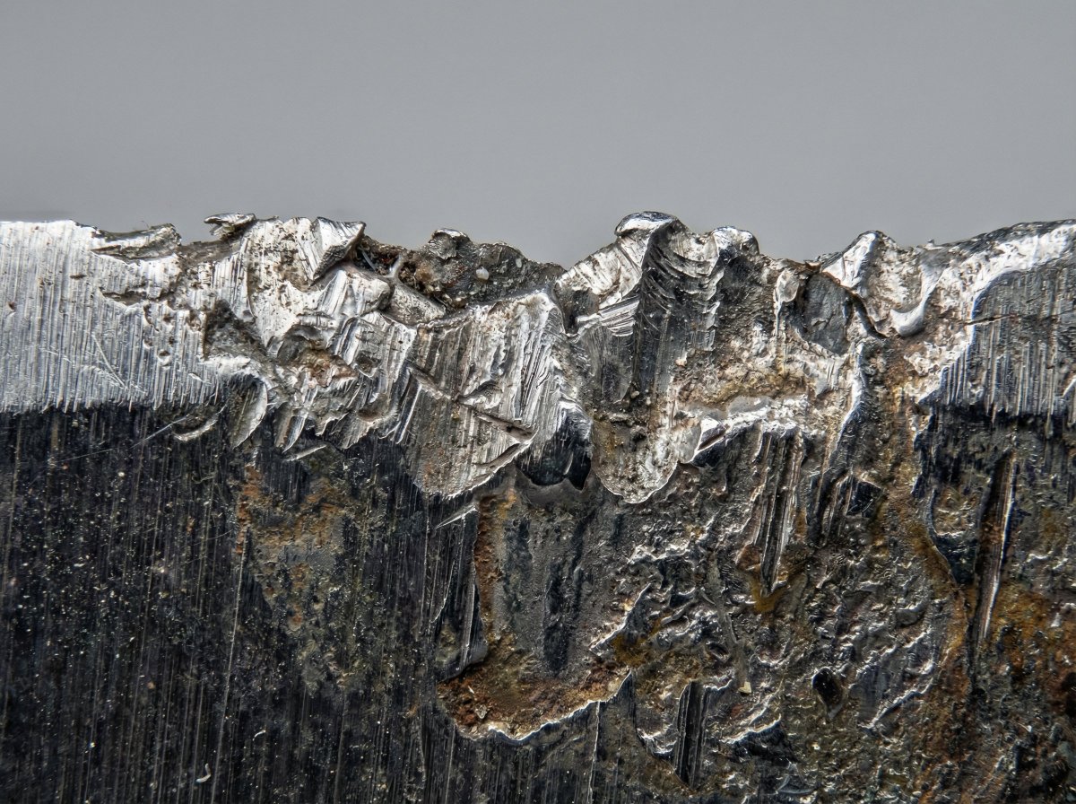 Nano Banana Pro 提示

想象一下透过显微镜观察某个物体；在脑海中描绘出它的样子，并创作出一幅超逼真、清晰的图像。图像中不需要包含显微镜的任何部件，只需要观察物体本身。

狗毛，苍蝇眼，刀刃。