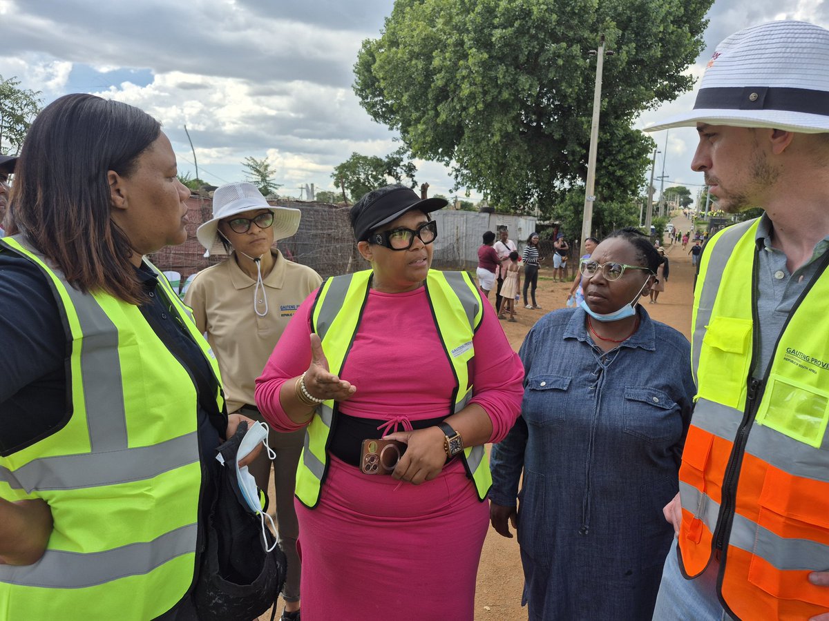 📍 Kliptown, Soweto
#MECEwanBotha is now in Kliptown, joined by Cllr. May and Cllr. Rayners Wilskut from the <a href="/CityofJoburgZA/">City of Joburg</a>, to assess ongoing clean-up efforts and ensure #G20AndBeyond delivery continues on the ground. <a href="/GPEnvironment/">Gauteng Department of Environment</a> #Soweto #BontleKeBotho #WasteManagement