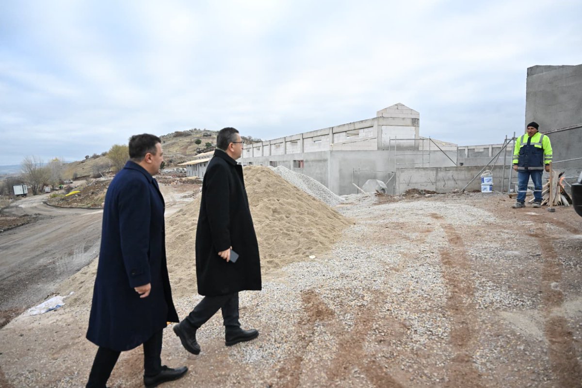 Bugün Altındağımızda yapımı devam eden projelerin şantiye sahalarını ziyaret ettik.
Devam eden çalışmaları yerinde inceledik, süreci yakından takip ederek ekiplerimizden detaylı bilgiler aldık.
Altındağ’ın yarınlarını inşa eden bu projeleri, titizlikle ve hassasiyetle takip