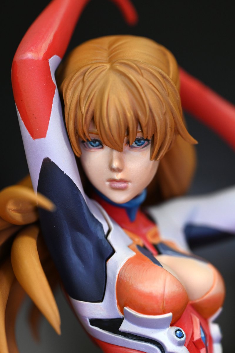 筆で陰影を強調中
眼は写真で見ると・・・顕微鏡で整えていきましょうかね