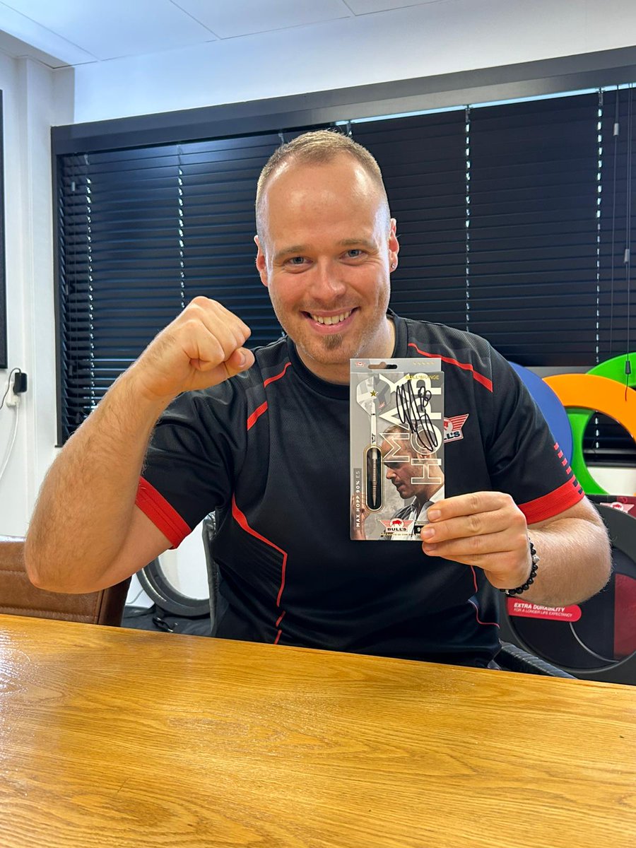 🎯✍🏻 𝗪𝗜𝗡 𝗦𝗜𝗚𝗡𝗘𝗗 𝗠𝗔𝗫 𝗛𝗢𝗣𝗣 𝗗𝗔𝗥𝗧𝗦!

To celebrate Hopp’s return to Ally Pally, we’re giving away a signed set of new E5 darts!

How to enter:
• Follow Bull’s NL
• Tag 3 friends in the comments

📅 Winner announced Tuesday, 16 December
Good luck!