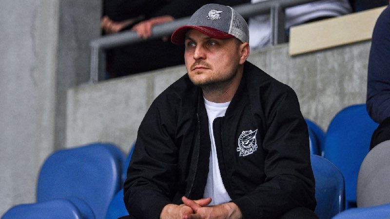 StopBarazi's tweet image. Velmi často čteme a slyšíme, že si má Maxa liga změnit kalendář, termínovou listinu, hrací systém a postavit konkurence schopný tým! K těmto “radám” se vyjádřil přímo pro nás majitel Pirátů z Chomutova pan Jiří Sochor, který ze své pozice umí posoudit relevanci těchto doporučení!