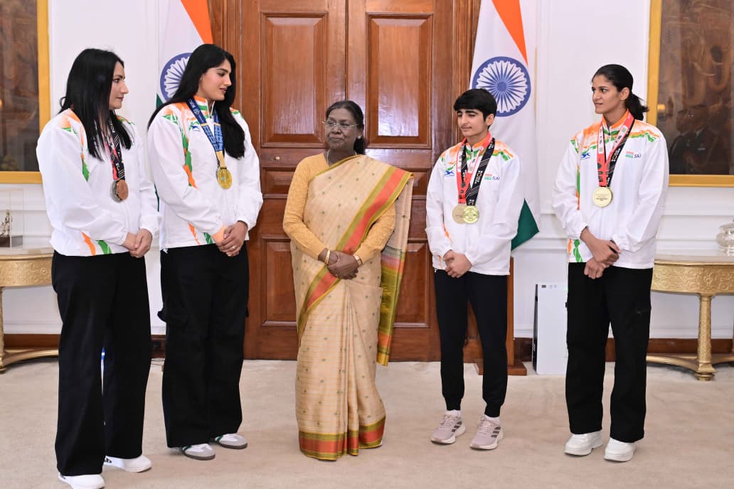 Olympic medallist Vijender Singh and BFI official Pramod Kumar, along with India’s boxers, had the honour of meeting Hon’ble President of India Smt. Droupadi Murmu — a proud moment celebrating India’s boxing legacy and future. [2/2] 🇮🇳🏆🥊