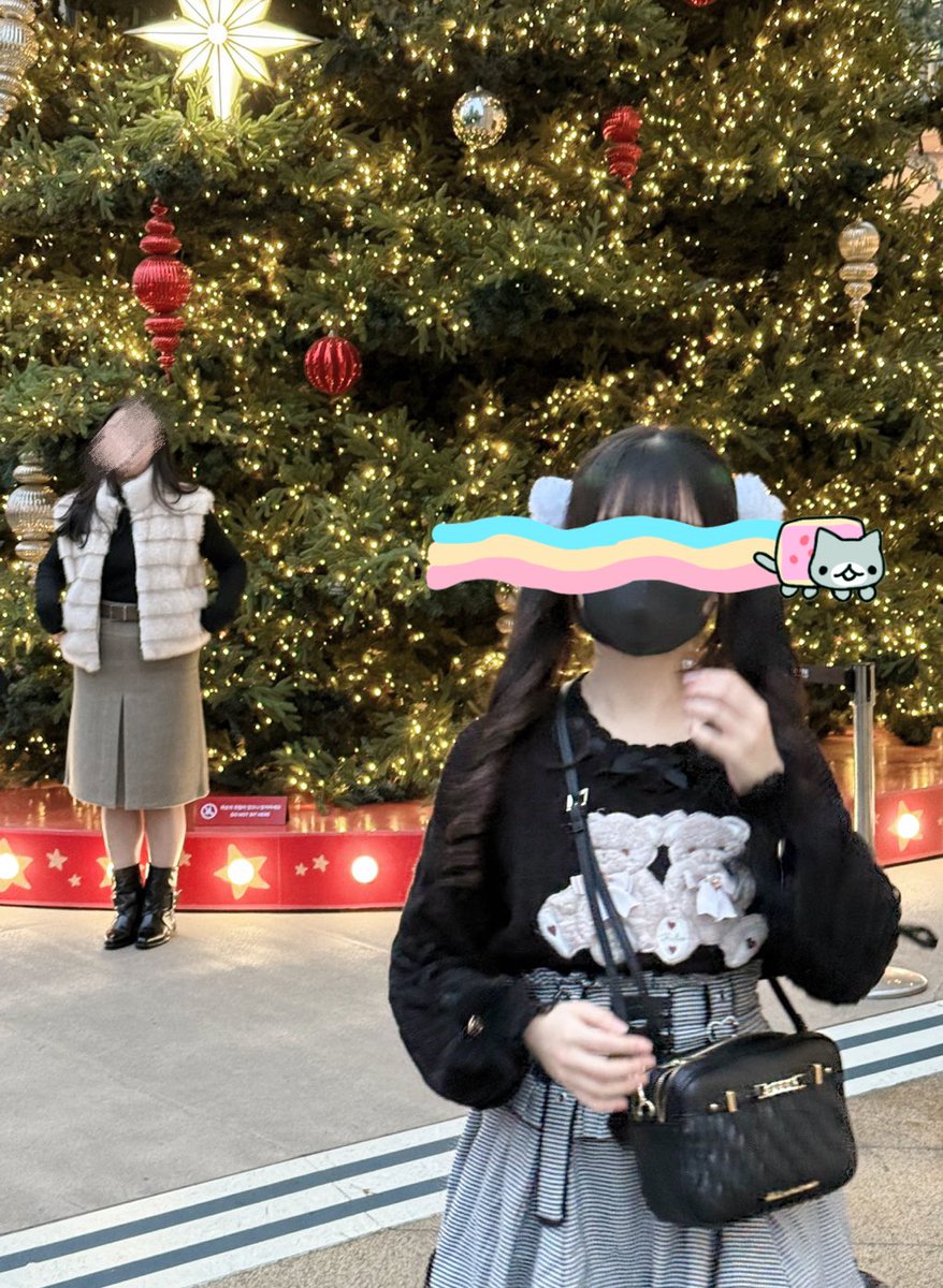 소심해서 트리 가까이는 못가고 멀리서 사진 찍었어요.. ㅠㅅㅠ