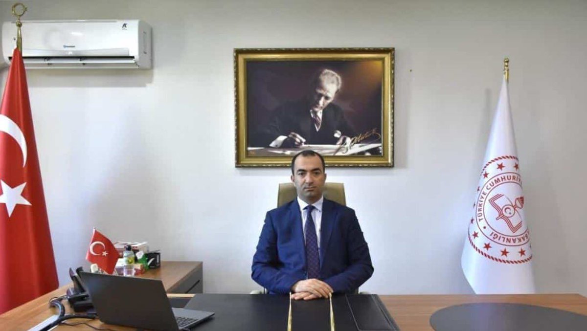 Değerli meslektaşlarım, kıymetli eğitim camiamız ve sevgili Edirneliler,

Büyük bir onurla yürüttüğüm Edirne İl Millî Eğitim Müdürlüğü görevimi devrediyorum. Görev sürem boyunca temel hedefimiz, öğrencilerimizin ve öğretmenlerimizin mesleki olarak güçlendirilmesi oldu. Bu süreçte