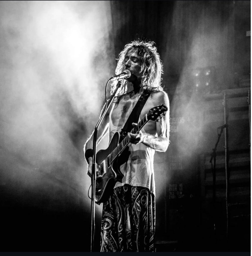 …y hoy nos deja Robe Iniesta. Mítico cantante y fundador de Extremoduro, compositor y gran letrista. No me salen las palabras para definir la importancia de Robe en la música española, que sin duda hoy se queda un poco más huérfana. Desde aquí mi más sincero pésame a familiares