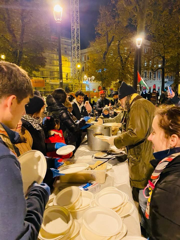 vincenzo5151's tweet photo. Ogni sera a #Trieste, Lorena cura piedi e anime. Piedi massacrati, in scarpacce rotte e bagnate. Immaginate il sollievo di un catino d’acqua calda, di garze pulite sulle ferite disinfettate
Poi immaginate chi si accanisce con questa povera gente
E scegliete da che parte stare. https://t.co/Vx4PwjANjF