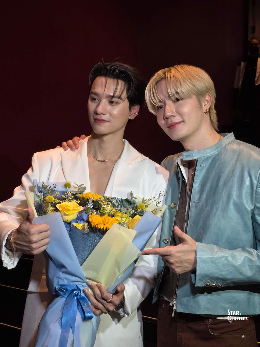 "พี่ซี" ร่วมแสดงความยินดีกับ "เก่ง หฤษฎ์" ผู้รับบทศิลปิน KPOP สุดฮอต "Alex Kim" ในงาน Diva gala night ของภาพยนตร์ ดีว่า..ราวี

#ดีว่าราวีวันนี้ในโรงภาพยนตร์
#DivaLaVie
#KengHarit 
#ZeePruk