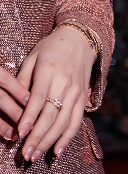 ชีใส่ทั้งกำไลคู่ทั้งแหวนคู่ แต่แหวนนี่ของหวานใจปะ เพราะของชีสีเงินไซส์เล็กใส่นิ้วก้อย 😏