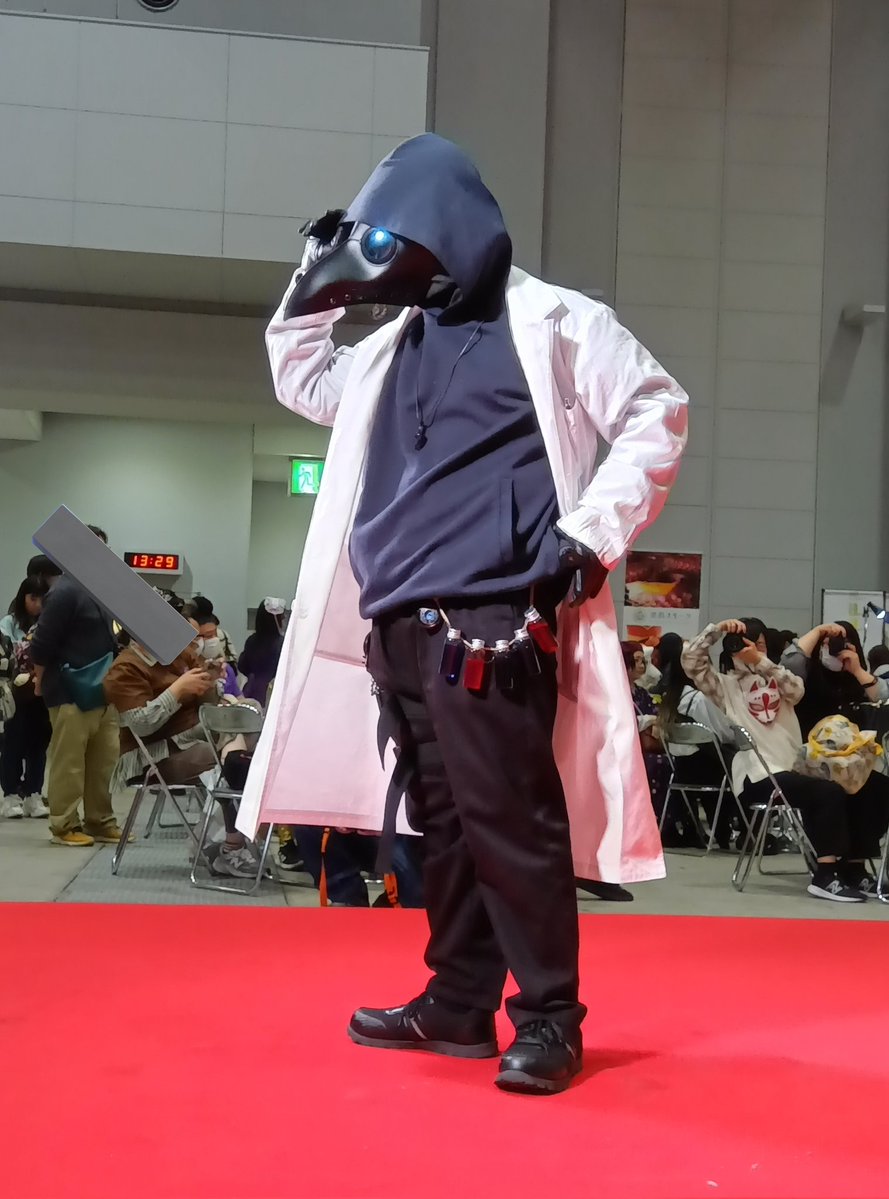 ペストマスクランウェイの写真② 白衣や白いペストマスクという、白×黒