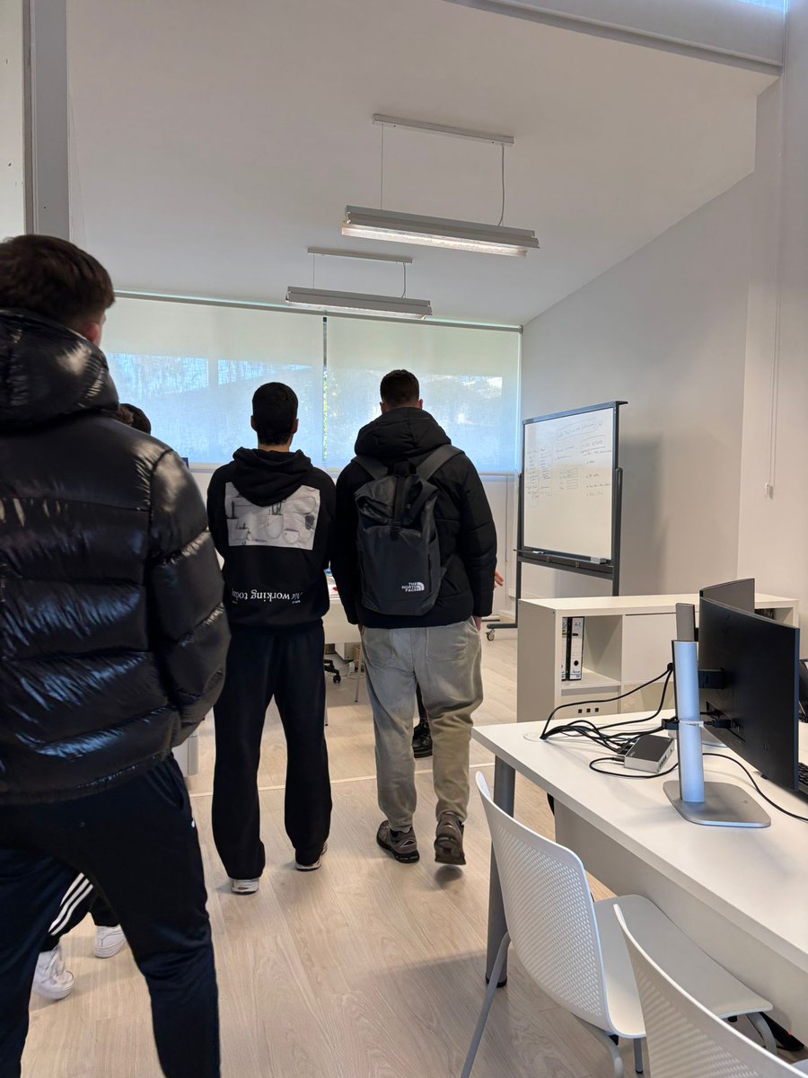 Estes días, o alumnado d <a href="/cifpULaboral/">CIFP ULaboral</a> que cursa o seu último ano no centro, recibe unha charla acerca das posibilidades que ofrece o #ViveiroDeEmpresas e fai a visita física ás súas instalacións. 

#ulaboral #fpgalicia