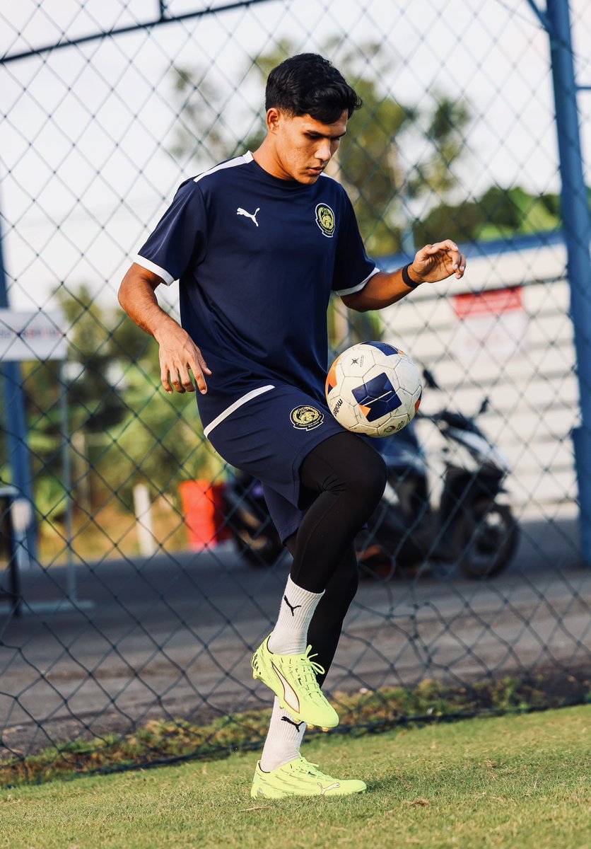 FCTerengganu's tweet photo. No limits 🔋
#Ubaidullah
#TerengganuFC
#WeBleedBlackAndWhite https://t.co/dE0xYMeFW0