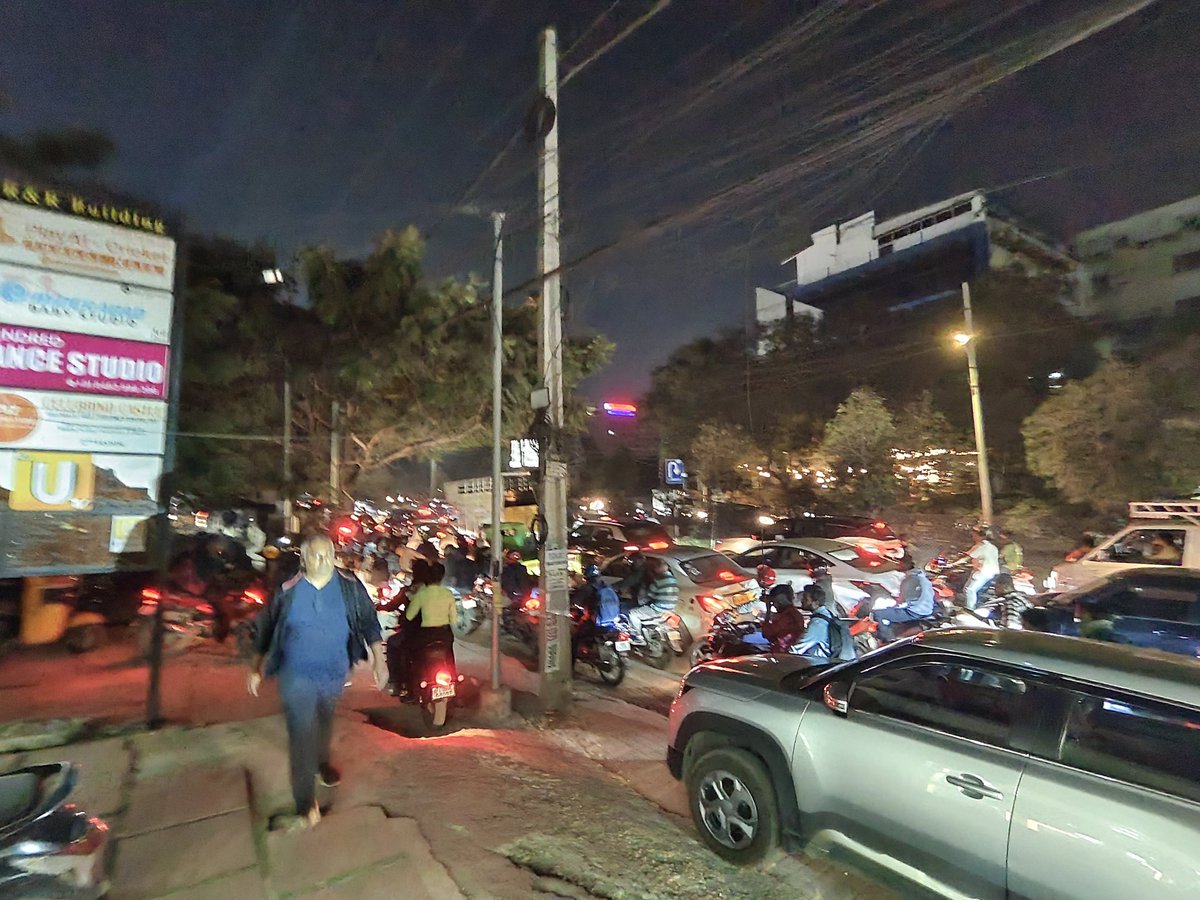 curiouscat_7's tweet image. Why is traffic so much today? Is it always the same in the evenings ?
I can barely walk on footpath 
#Hyderabad #cybertowers