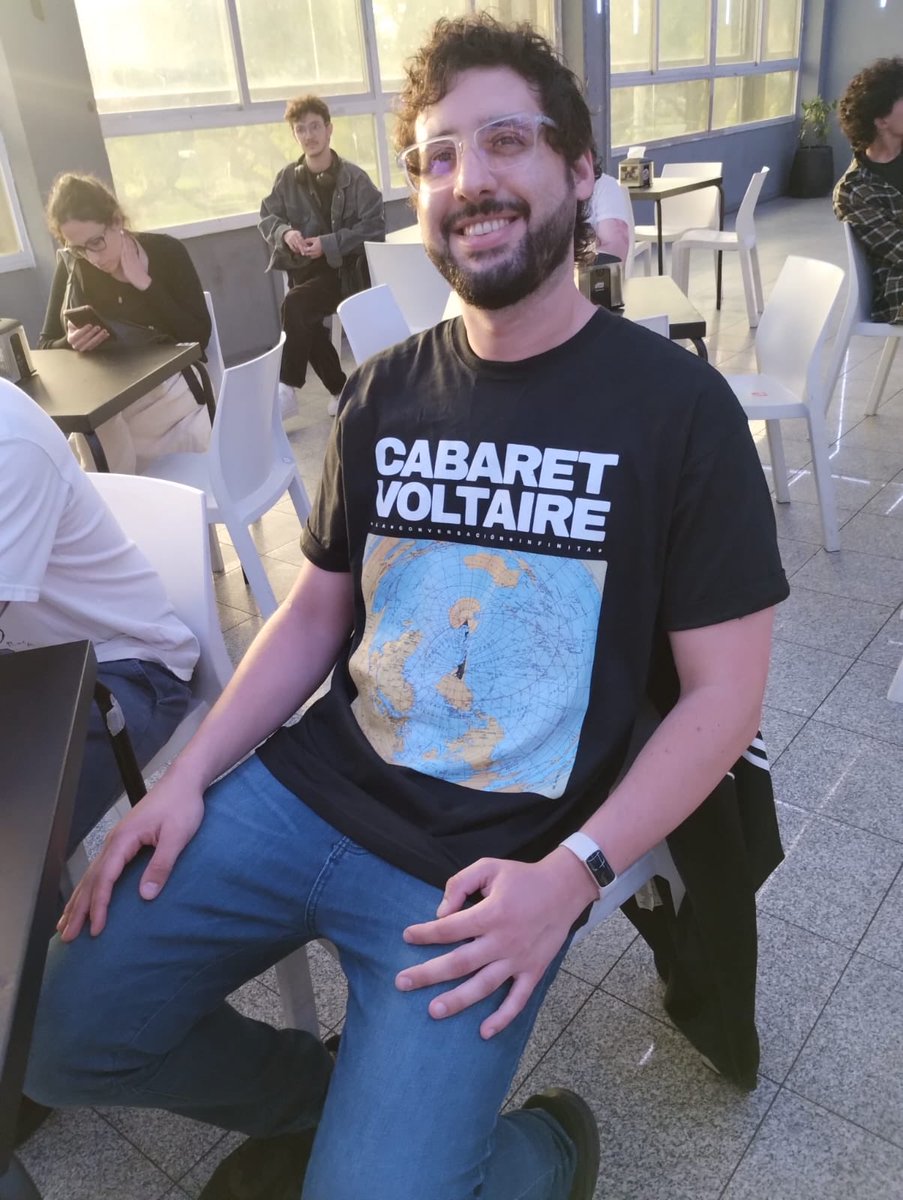 Un cabaretero representando ayer en la presentación de Apóstoles el podcast de <a href="/Tintalimon/">Martín Rodríguez</a> y <a href="/lowfirocker/">juanma strassburger</a> que produjo <a href="/somosgelatina/">Gelatina</a> 🐦‍⬛ Les dejo el link youtu.be/bhhMcEsNNVc?si…