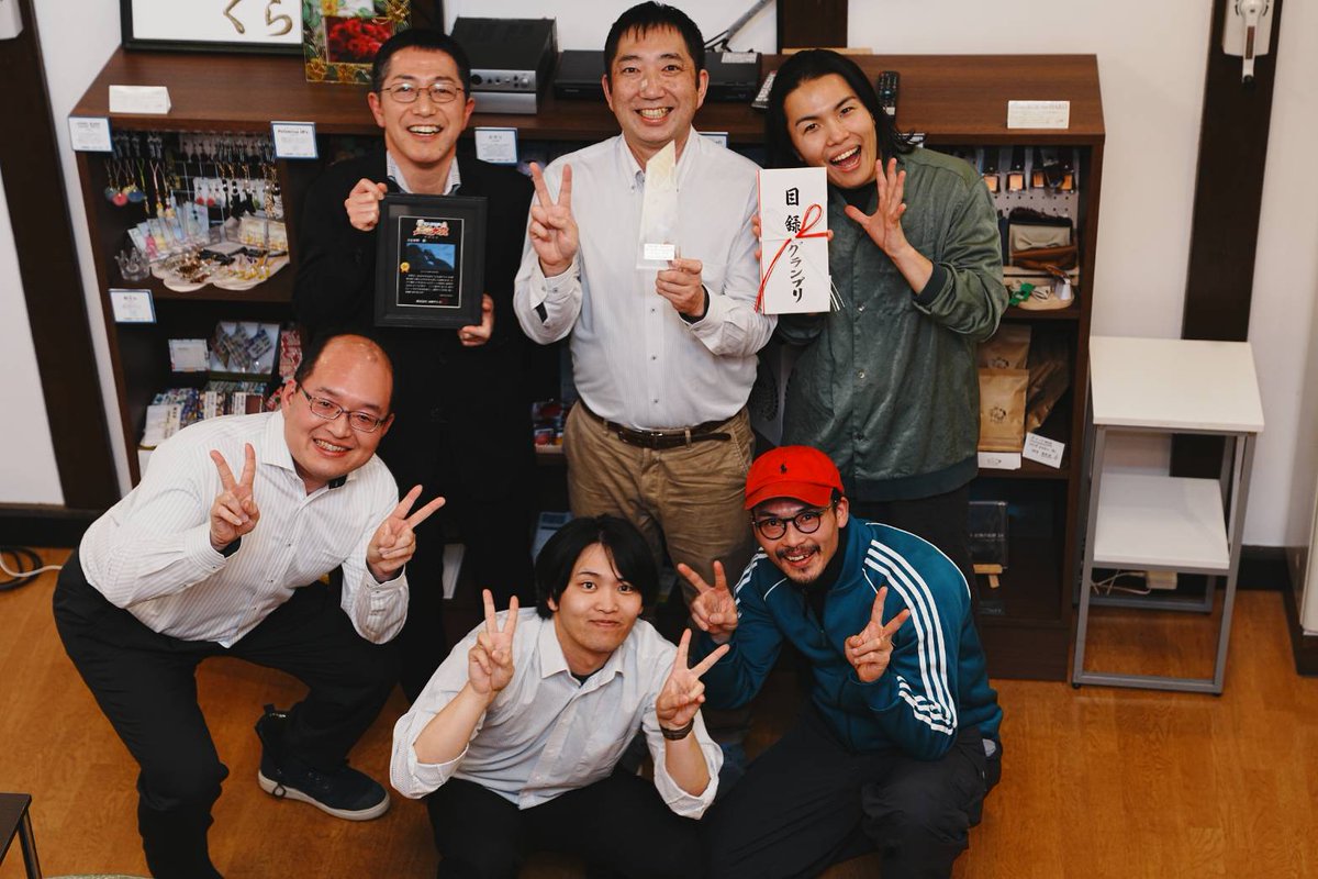 kabachikof's tweet photo. 山形ふるさとCM大賞で、撮影・編集・出演した作品がグランプリ獲得！
12年振り2回目とのこと！
これで少しは大石田AIRメンバーのアーティストとして、そして地域おこし協力隊として活動出来てるのでは、、？笑
写真同じく協力隊のキムラユウジさん！
町長、副町長、役場の方々、大石田メンバーとの１枚 https://t.co/CdOP2jikBT