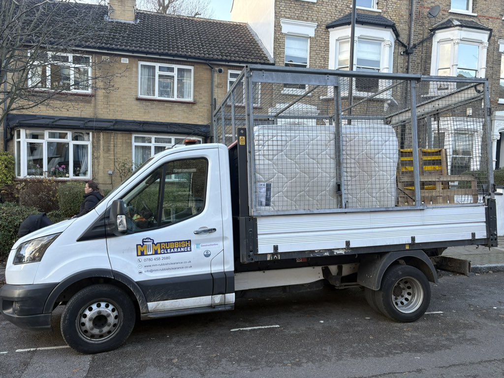 N7 bulky waste cleared today ♻️ (Holloway / Archway)
Before ➡ After in under an hour.
Same-day bulky waste removal across N7 &amp; surrounding areas.
Licensed, insured &amp; 2-man team included.

Quick quote 👉
mm-rubbishclearance.co.uk/furniture-bulk…

📞 0203 504 6427
📱 WhatsApp: 07804 582 680
