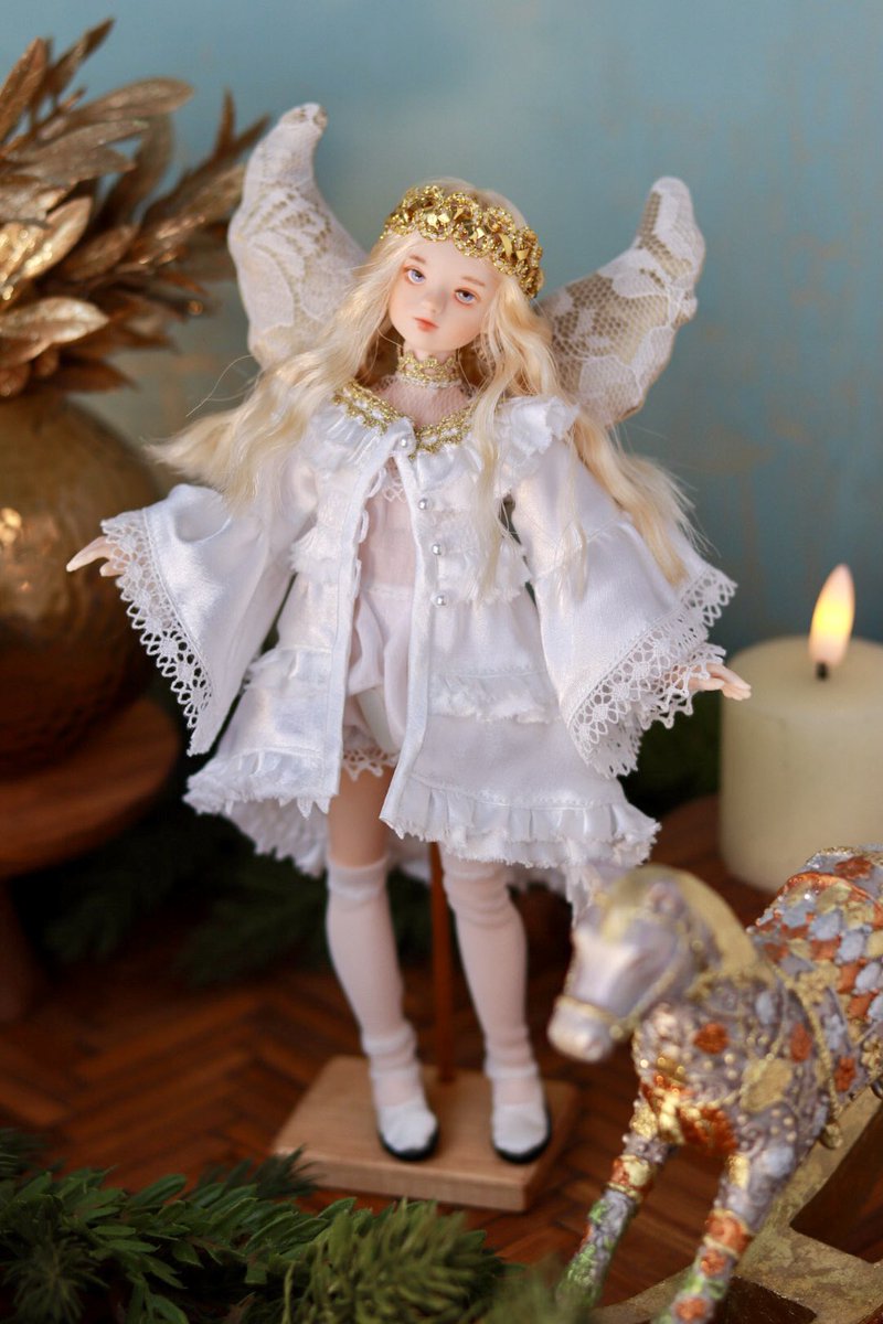 今回のお洋服はデザイン画に比較的忠実に仕上がりました。
生地は最後までツヤツヤのウェディングサテンかマットで透けるデシンかで迷いました。今度の機会はデシンか楊柳で作りたいです。
#いちりんドール