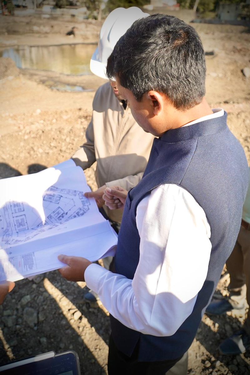 collectorUJN's tweet photo. जिला कलेक्टर श्री रौशन कुमार सिंह ने माधवनगर में निर्माणाधीन नवीन कलेक्टर कार्यालय भवन का निरीक्षण किया।
गुणवत्ता व समय-सीमा का पालन सुनिश्चित करने के निर्देश दिए। वर्तमान में बेसमेंट स्तर का कार्य प्रगतिरत है।
#Ujjain #MPGov #GoodGovernance #ADMINISTRATION https://t.co/rWQ7Od8ZYb
