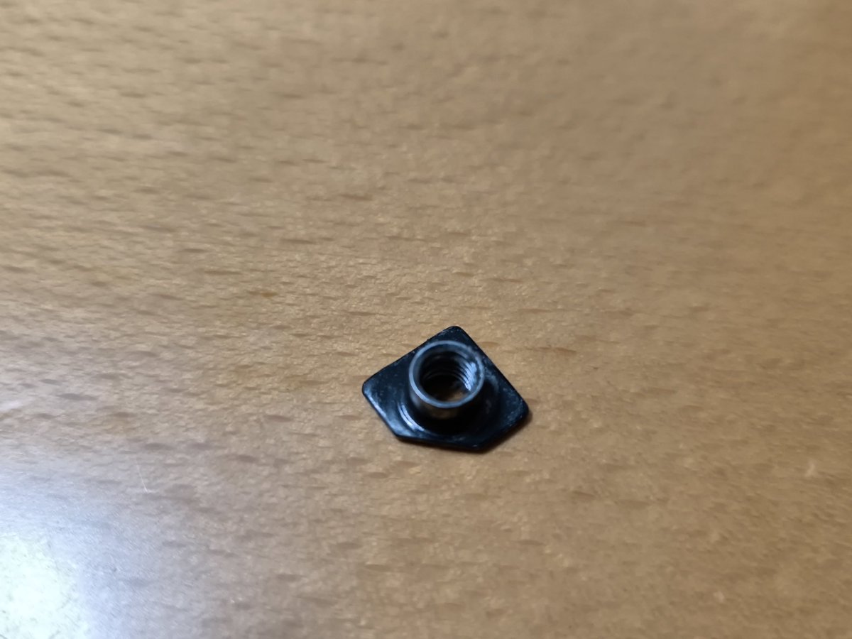 折れたやつです シマノのシクロクロスシューズXC7が買って直ぐにピンナットがネジ山