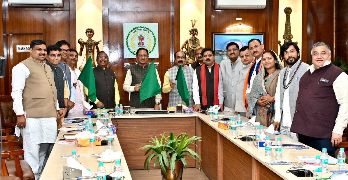 आज रायपुर स्थित मुख्यमंत्री निवास में माननीय मुख्यमंत्री श्री विष्णु देव साय जी की अध्यक्षता में आयोजित मुख्यमंत्री ग्रामीण बस योजना (MMGBY) के द्वितीय चरण के शुभारंभ कार्यक्रम में शामिल होकर नई बस सेवाओं को वर्चुअल रूप से हरी झंडी दिखाकर योजना की शुरुआत की।

यह ऐतिहासिक पहल