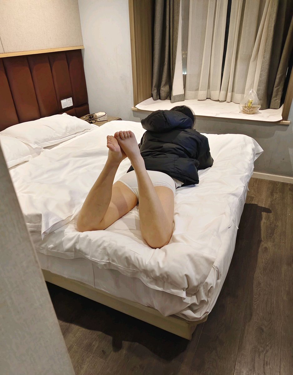 媳妇就这么趴在床上，我到门口取外卖，这个样子被外卖员看到了，打开门只要抬头就能一览无余，媳妇好像喜欢上这种被别人看的感觉了，下次应该就让她趴在门口，然后开门取外卖。 #西安029  #夫妻交換  #夫妻NTR  #夫妻交友  #淫妻日常