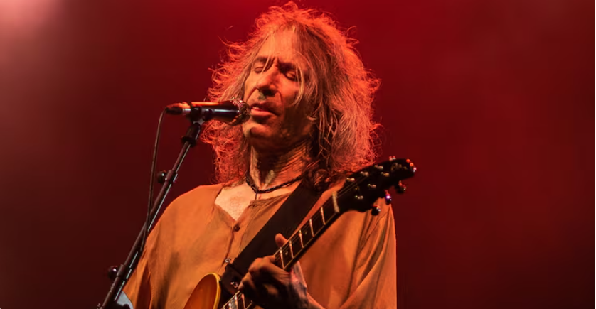 Robe hizo letras como no se habían hecho antes y experimentó con la música desde el inicio de Extremoduro. Ha hecho la banda sonora de nuestra adolescencia y juventud

Y demostró que en Extremadura se puede hacer cultura crítica. Hace años pudimos darle uno de nuestros libros
DEP