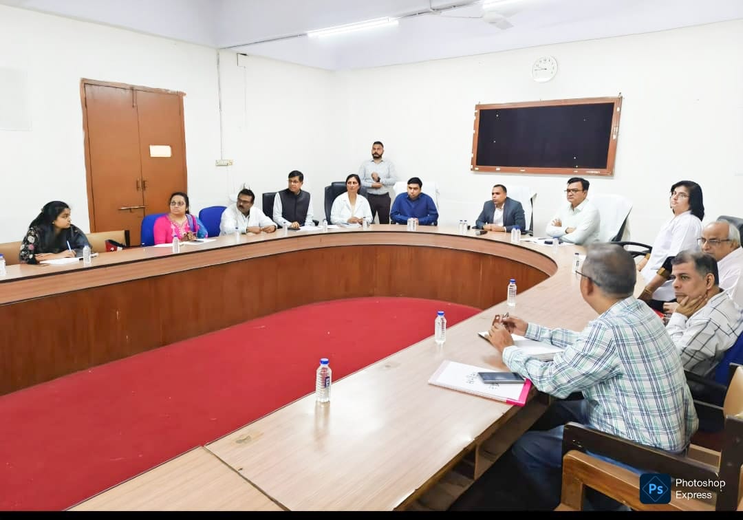 collectorkheda's tweet photo. નડિયાદ સિવિલ હોસ્પિટલ ખાતે આજે બ્લડ સેફ્ટી કમિટી અને ક્લિનિકલ એસ્ટાબ્લિશમેન્ટ એક્ટના અમલની વિગતવાર સમીક્ષા કરી. બેઠકમાં કાયદા અંતર્ગત નોંધણી, માન્યતા અને ગુણવત્તાના ઉચ્ચ ધોરણો જાળવવા અંગે વિગતવાર ચર્ચા કરવામાં આવી. #Kheda https://t.co/vg1xwPzhG8