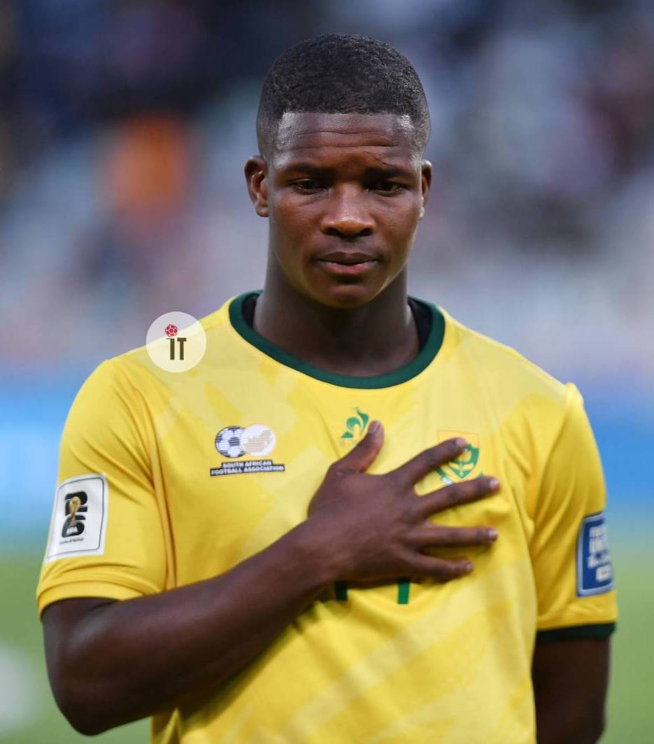 iDiskiTimes's tweet image. 𝗕𝗥𝗘𝗔𝗞𝗜𝗡𝗚 ‼️

Hugo Broos has confirmed that Mbekezeli Mbokazi missed his flight from Durban and is arriving late for the Bafana Bafana camp.

The national team coach is not happy with the young centre-back and stated he will have a personal talk with him.