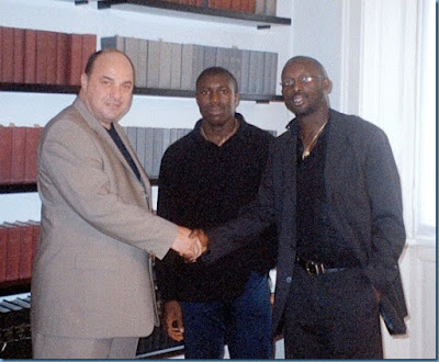 kukutux's tweet image. Όταν βλέπεις σε μια φωτογραφία τις δυο αγαπημένες σου σειρές: The Sopranos και The Wire.