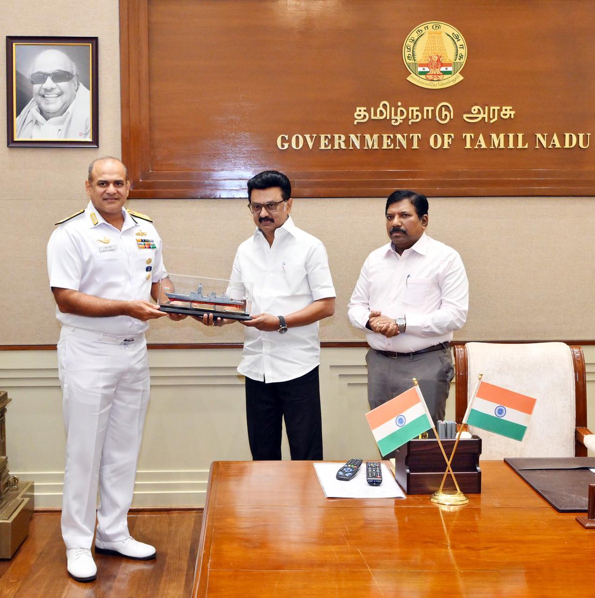 IN_HQENC's tweet image. 🇮🇳VAdm Sanjay Bhalla, FOC-in-C, #East called on Thiru M.K. Stalin, Hon’ble Chief Minister of Tamil Nadu. @CMOTamilnadu 

⚓ Discussions centered on the Navy’s operational imperatives in the region, coastal security, strengthened civil–military cooperation and community outreach