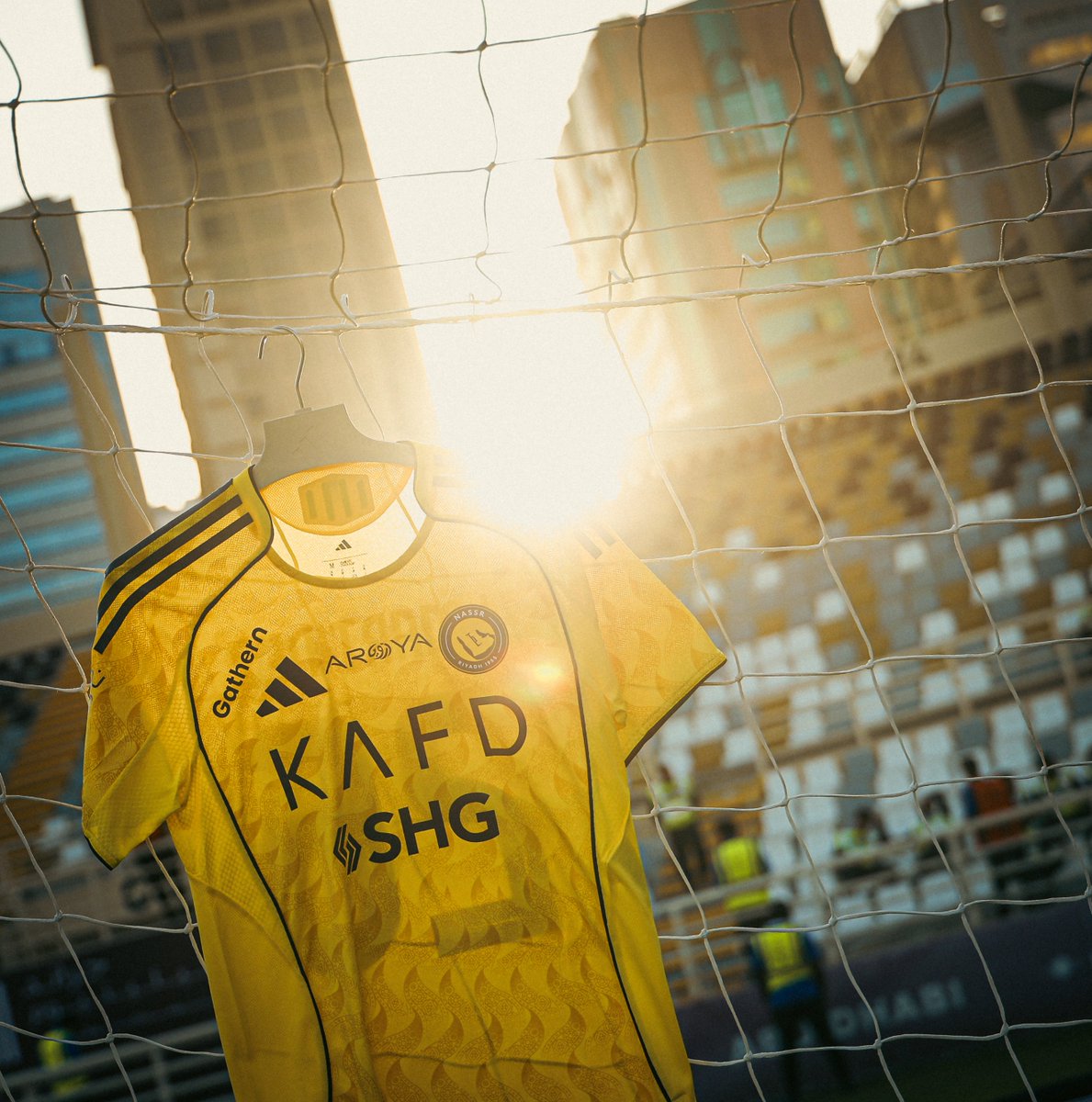 شمـسٍ تغيـب .. وشمـسٍ على طول الزمن شارقه 💛