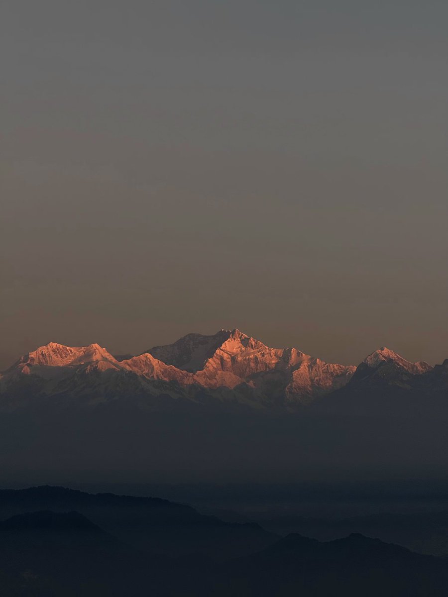 ImAkashPatil's tweet image. India’s first sunrise over the world’s third-highest peak, Kanchenjunga.
#Darjeeling