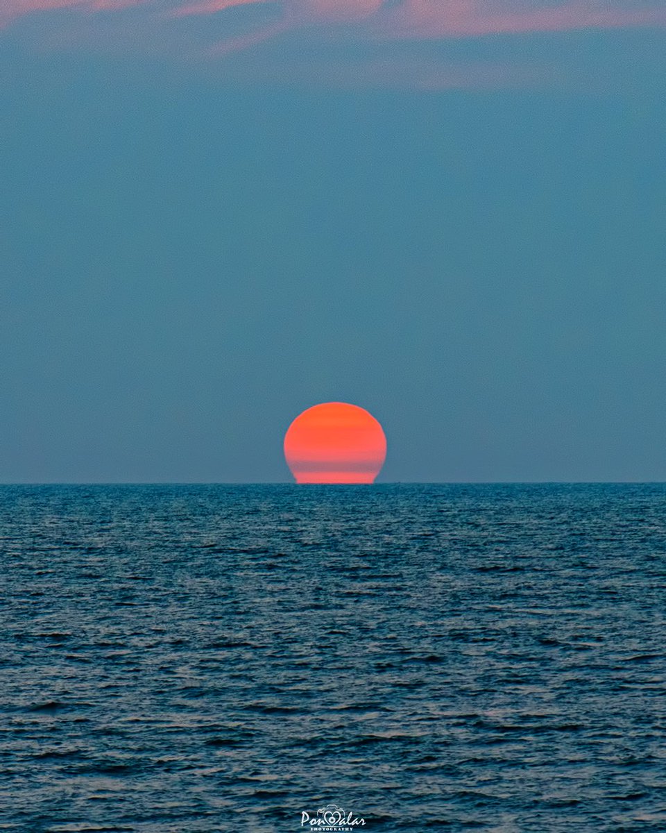 dr_malar's tweet photo. Omega sun dipping into the Arabian sea at Kappil beach — calm skies, clear air, and a sunset that felt like a dream (it was indeed a long time dream to capture one) ❤️🌅 kappil 

#ponmalarphotography #sunset https://t.co/96jyRqv1sf
