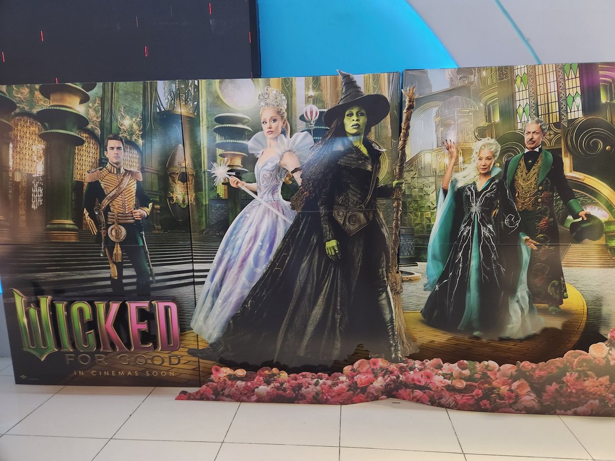 I watched Wicked: For Good last weekend with my mom and bro.

Not as stellar as the first film, which is pretty much my thoughts on the OG musical (Act 1 > Act 2); nonetheless, this film was fun to watch.

High stakes, people fckuing dying, emotions on a high... magnifico.