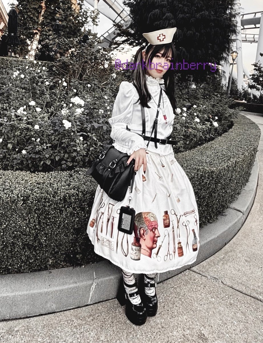 darkbrainberry's tweet photo. メディカルロリィタコーデ💉💊
ブラウス…Atelier BOZ
スカート…VioletFane
ナースキャップ…Spica
タイツ…NudeSOX
注射器ネックレス…BrokenDoll
棺桶リング…口だけ番長 https://t.co/mylihPGmZC