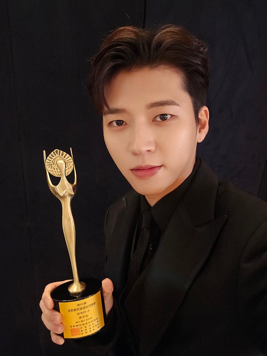 [🏆] 

2025.12.10
‘제33회 대한민국 문화연예대상’
K-POP 가수상 부문 수상 🎉

음악으로 진심을 전한 우현 님이 
‘K-POP 가수상’을 수상했습니다.
함께 걸어온 인스피릿 &amp; 새싹 분들 모두 감사드립니다!

#남우현 #NAMWOOHYUN
#대한민국문화연예대상