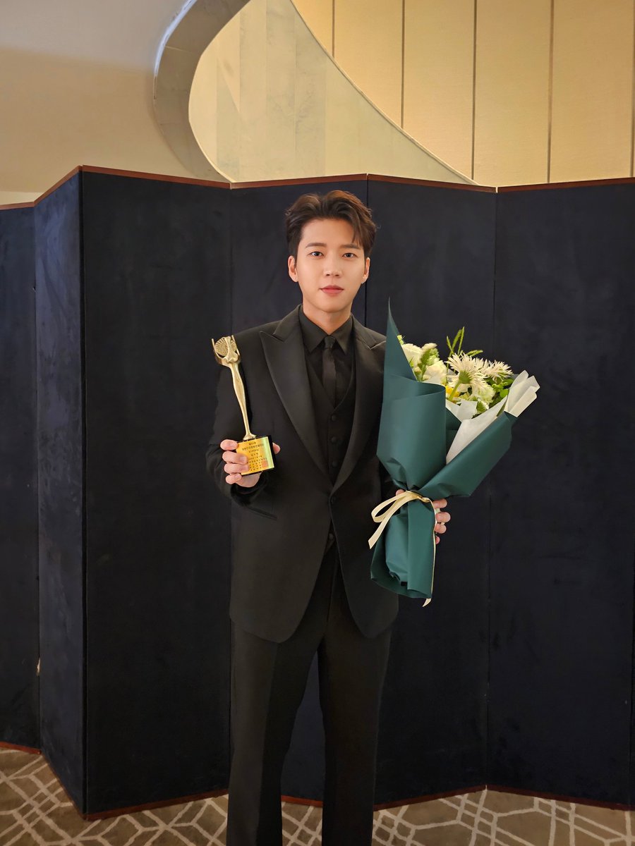 NWH_officialtwt's tweet image. [🏆] 

2025.12.10
‘제33회 대한민국 문화연예대상’
K-POP 가수상 부문 수상 🎉

음악으로 진심을 전한 우현 님이 
‘K-POP 가수상’을 수상했습니다.
함께 걸어온 인스피릿 &amp;amp; 새싹 분들 모두 감사드립니다!

#남우현 #NAMWOOHYUN
#대한민국문화연예대상