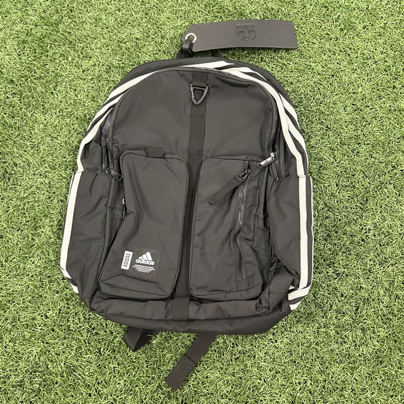 RBNYHelp's tweet image. 🎁12 Days of M+🎁

Day 8:    
- Clear Belt Bag
- Adidas Backpack
- #80 Team Issued Training Quarter-Zip (S)
- Team Autographed Legacy Jersey (Sweepstakes)    

Link: newyorkredbullsmembers.com/login