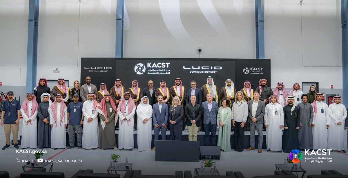 بحضور معالي رئيس #كاكست والرئيس التنفيذي لشركة لوسد، الإعلان عن إطلاق "مركز الابتكار المشترك للسيارات الكهربائية"، في خطوة لتعزيز البنية التحتية التقنية ودعم توطين تقنيات البطاريات وأنظمة القيادة المتقدمة، بما يدعم تنويع الاقتصاد ويرفع مساهمة الصناعات المتقدمة في الناتج المحلي.
