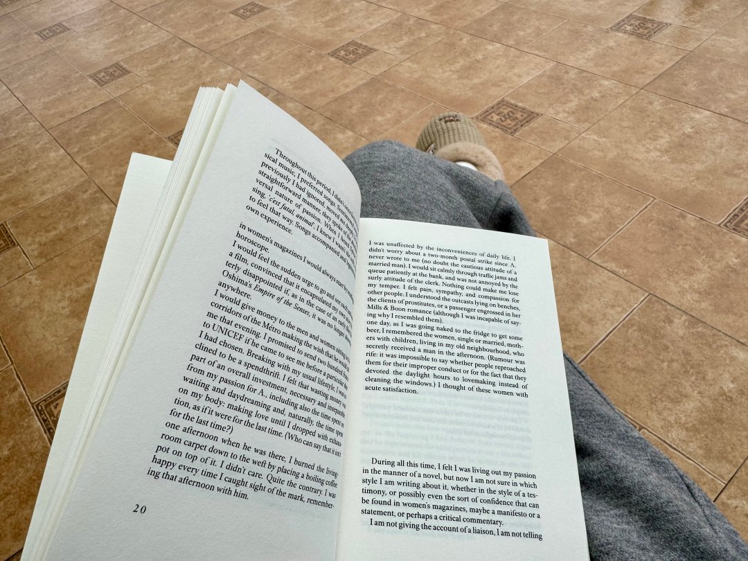 Prin1111110's tweet image. Finding solace in the written word, where every page invites reflection and connection." 📖✨