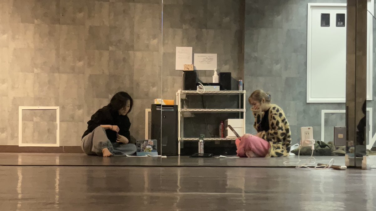 稽古してきました〜〜〜　達子ぴんにここセクシーな外国人やってって言ったらすぐやってくれたのでゲラゲラ笑いました　メヂャグヂャ良いシーンがたくさん出来たので早く全人類に見て欲しい気持ちです🪐