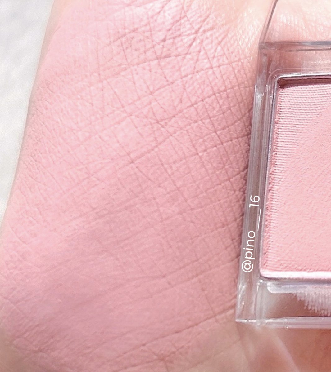 ブルベ夏とイエベ春を跨ぐ民にどんぴしゃの可愛すぎる涙袋アイシャドウ見つけてしまった🩰
ニュートラルなバレエコアピンクが可愛すぎる。血色感がしっかりあるから目の位置がグッと下がって中顔面短縮されて顔面が爆盛れする◎