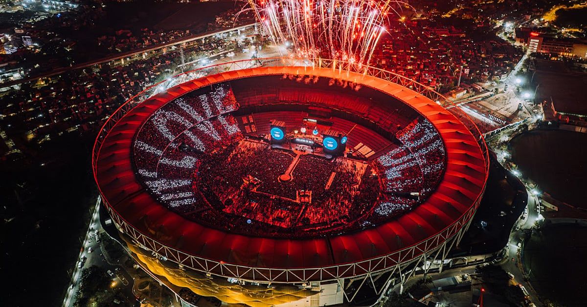 NDTVProfitIndia's tweet image. #BookMyShow Throwback 2025: #Coldplay's Rs 649 Crore Impact, #Re-Release Trend And Regional #Cinema Boom 

This year marked a dazzling 17% surge in live entertainment consumption as India became fixated on blockbusters, regional narratives, and stadium-shaking live gigs.

Read